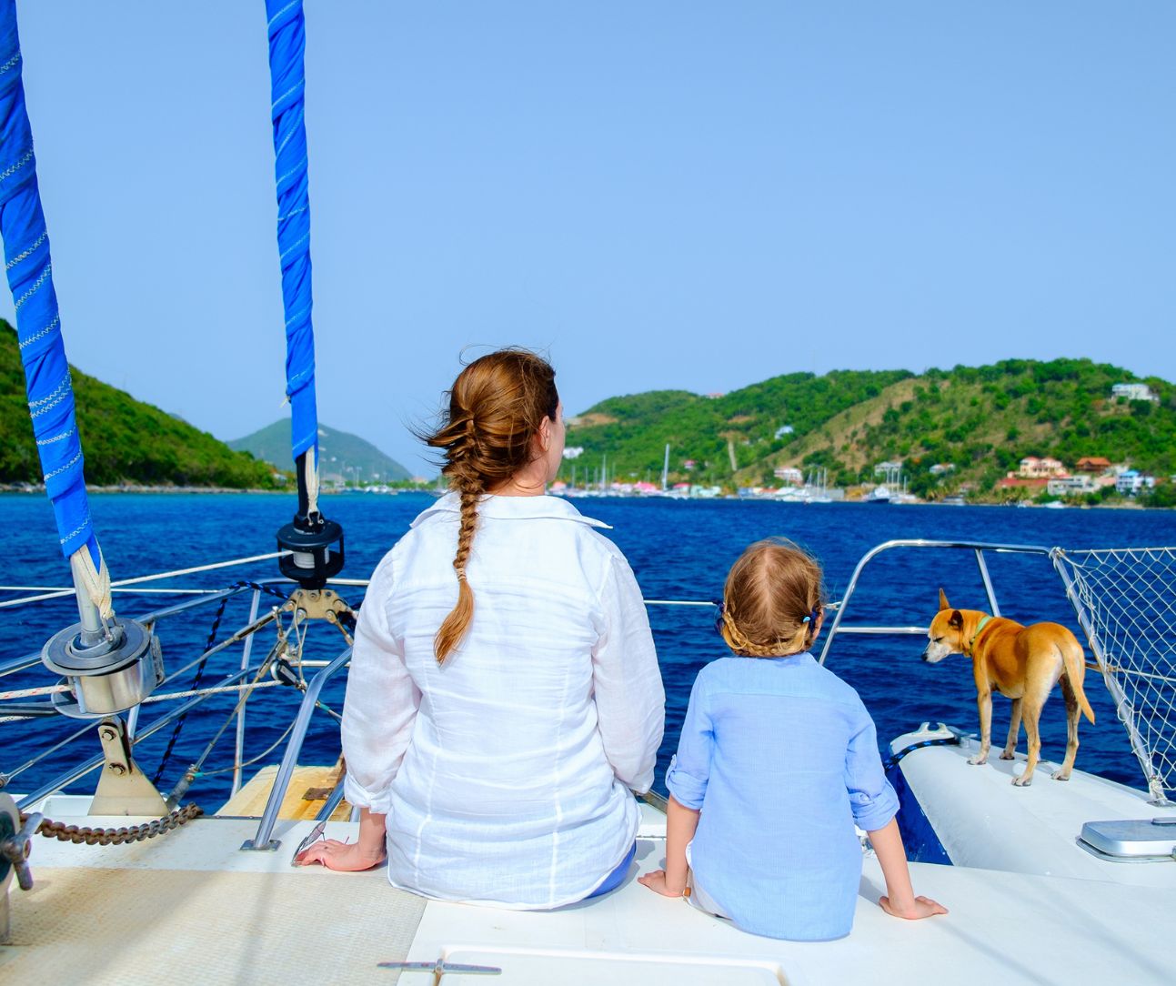 Семья на отдыхе на парусной яхте или катамаране