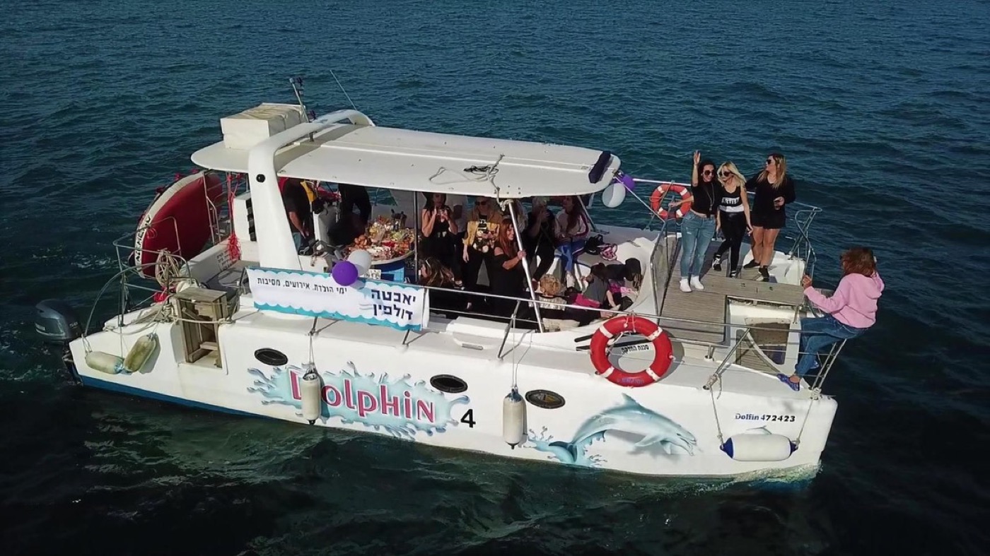 Моторный катамаран Dolphin в море у Герцлии — вид с дрона